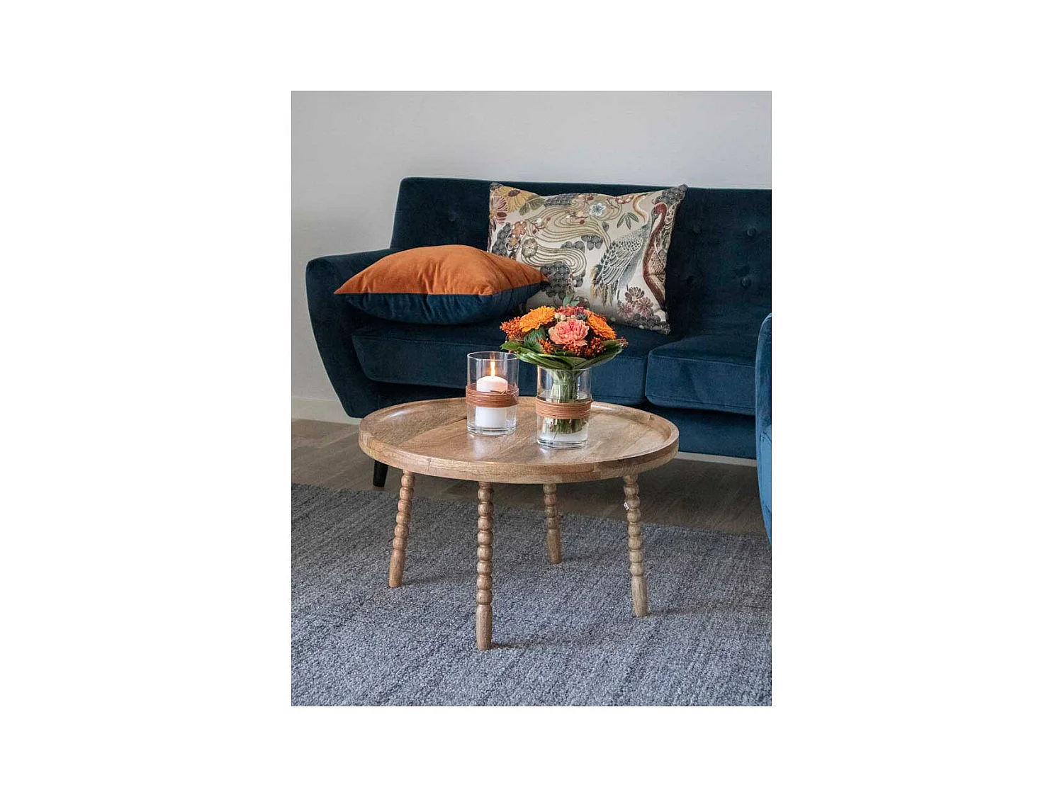 Runder Couchtisch aus Mangobaum Massivholz gedrechselten Beinen