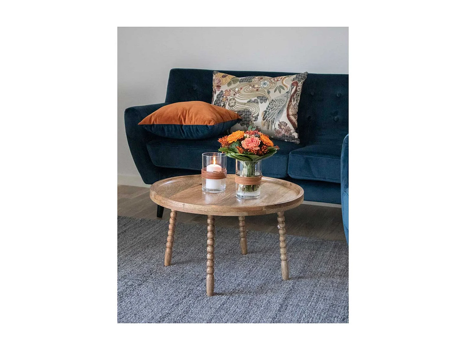 Runder Couchtisch aus Mangobaum Massivholz gedrechselten Beinen