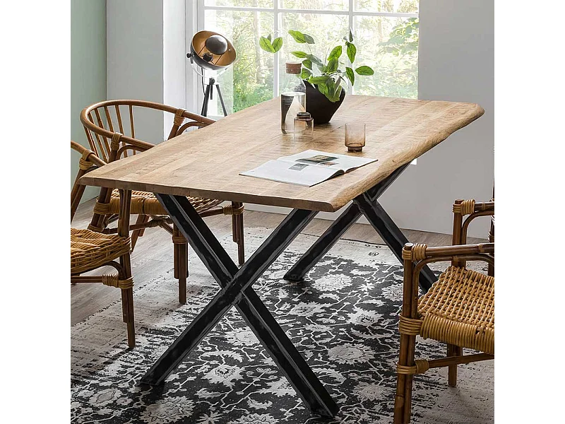 Design Esstisch aus Mangobaum Massivholz und Eisen Baumkante