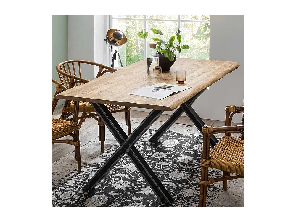 Design Esstisch aus Mangobaum Massivholz und Eisen Baumkante