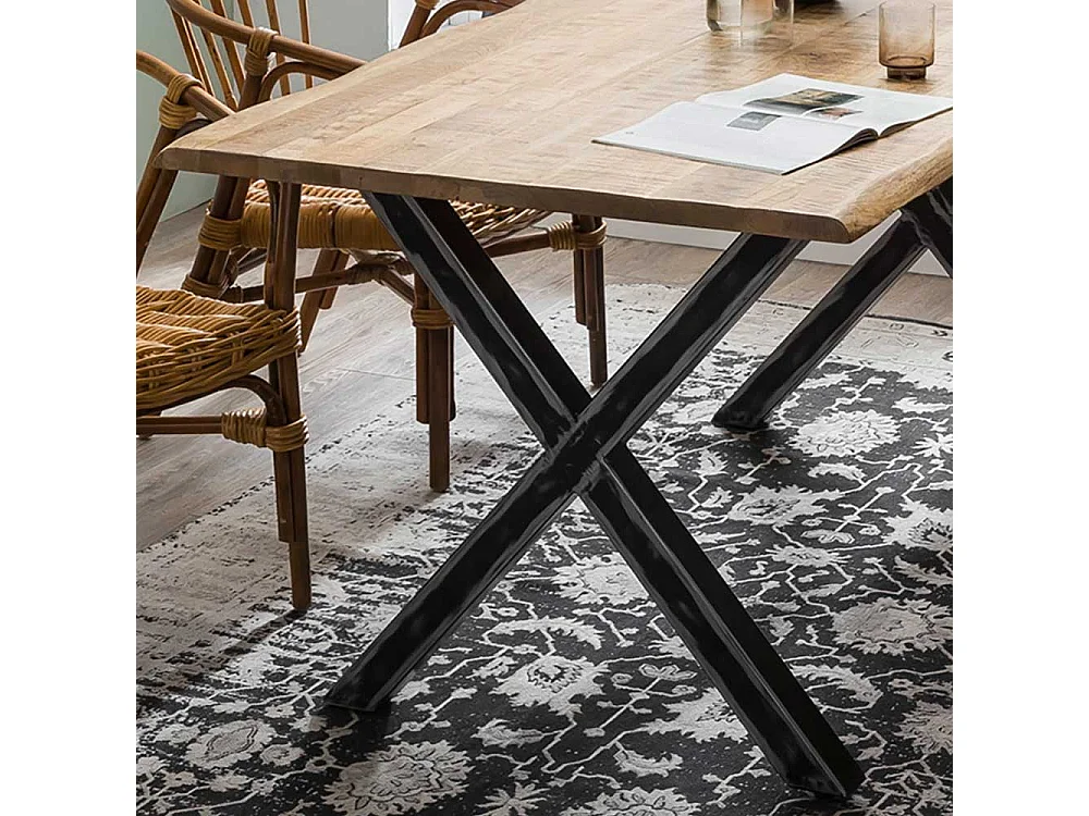 Design Esstisch aus Mangobaum Massivholz und Eisen Baumkante