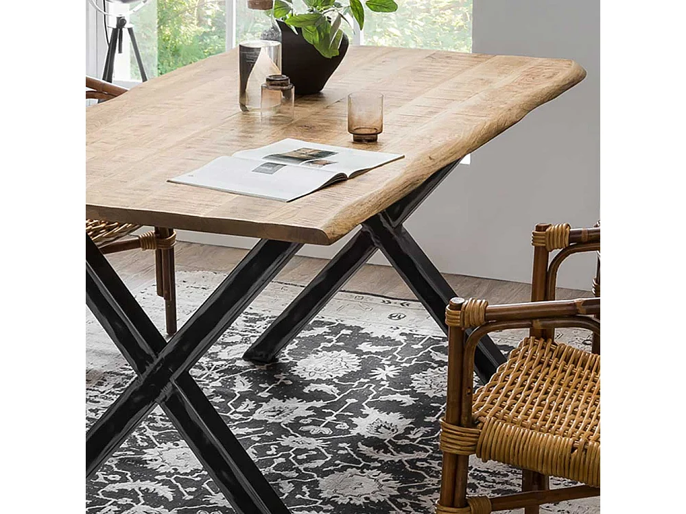 Design Esstisch aus Mangobaum Massivholz und Eisen Baumkante