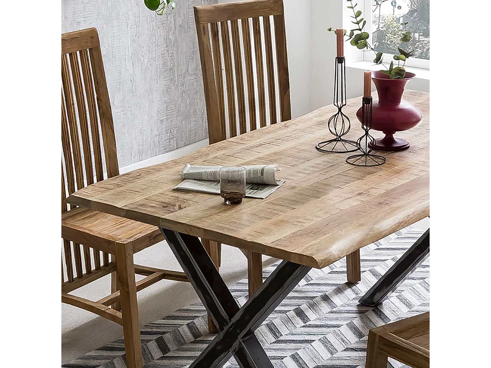 Design Esstisch aus Mangobaum Massivholz und Eisen Baumkante