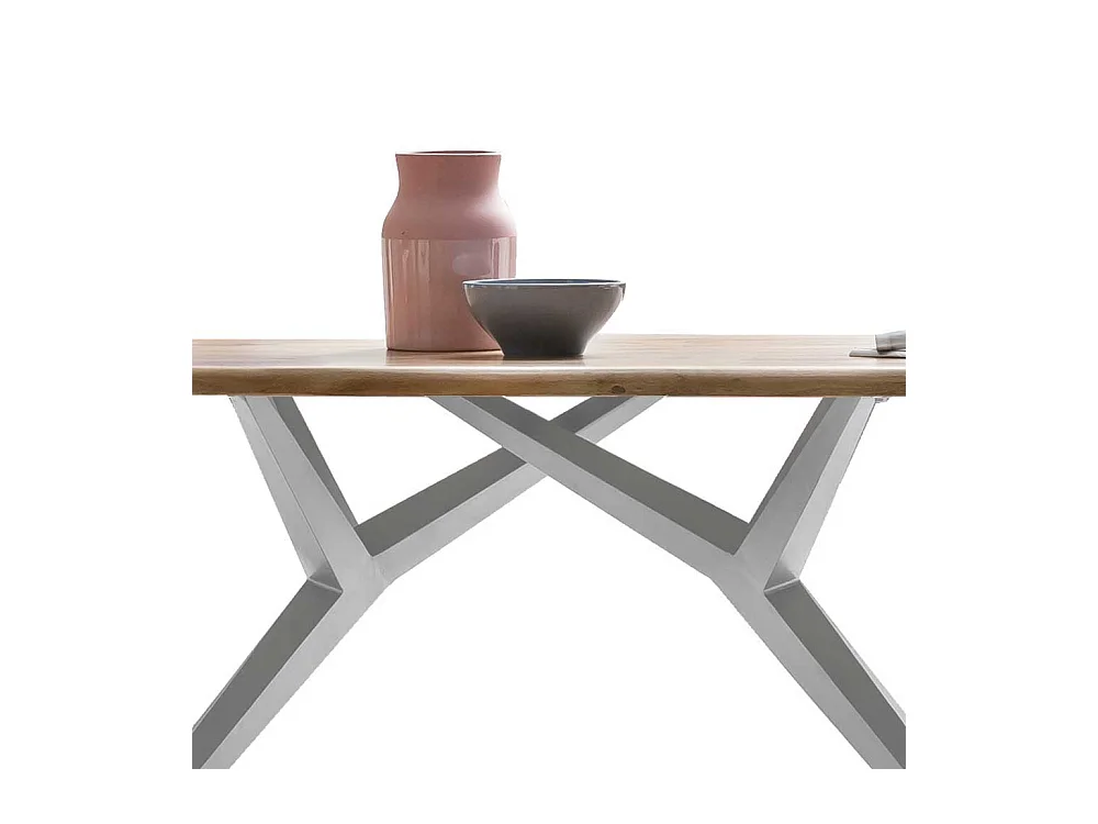 Tisch aus Akazie Massivholz und Eisen modern