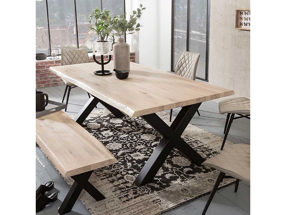 Baumkanten Esstisch aus Eiche massiv und White Wash geölt X-Fußgestell