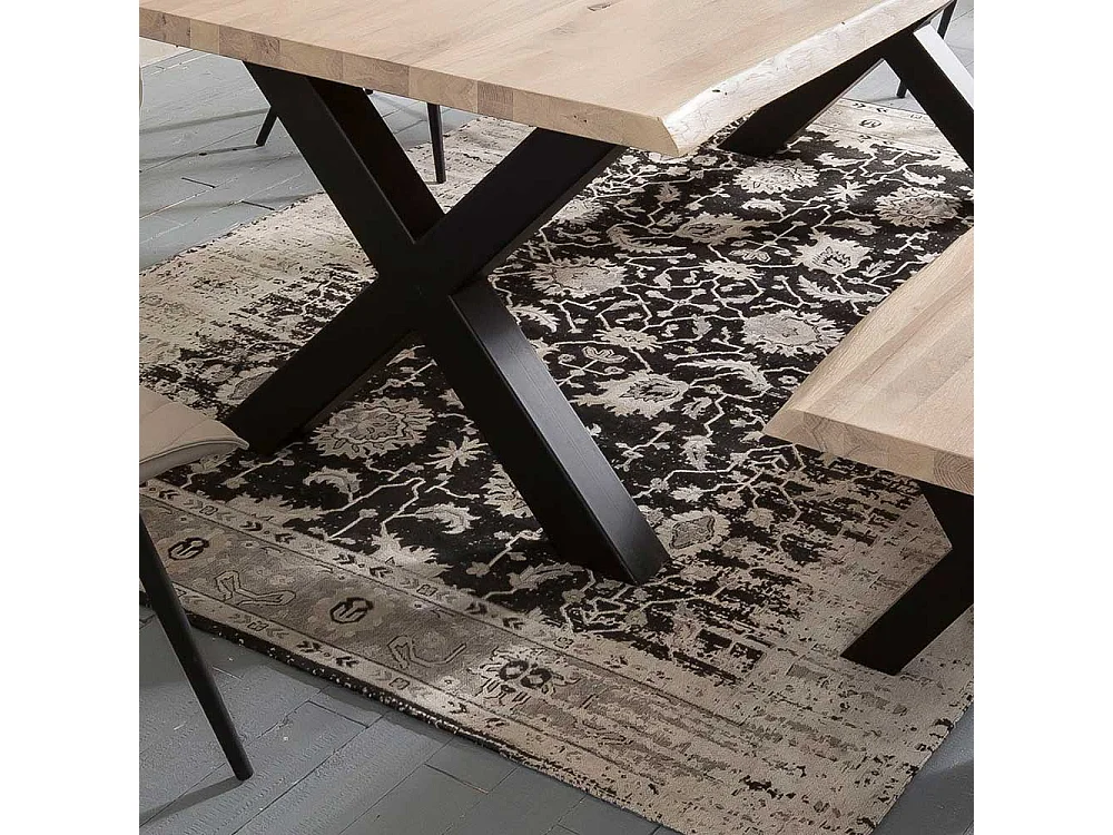 Baumkanten Esstisch aus Eiche massiv und White Wash geölt X-Fußgestell