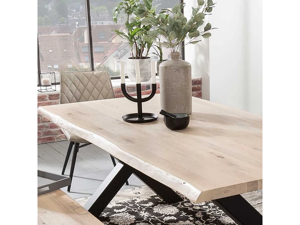 Baumkanten Esstisch aus Eiche massiv und White Wash geölt X-Fußgestell