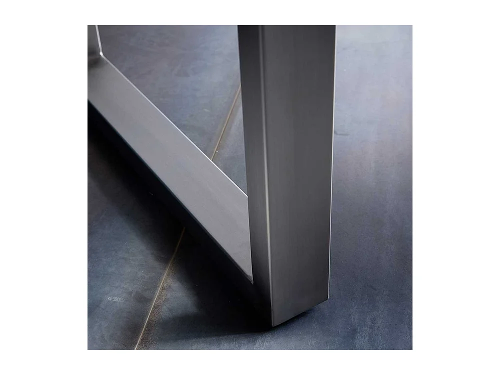 Baumkantentisch in Walnussfarben und Silber Akazie Massivholz und Edelstahl