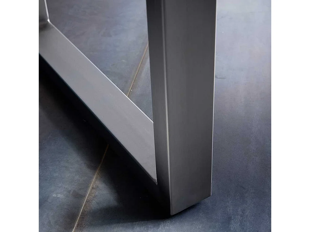 Baumkantentisch in Walnussfarben und Silber Akazie Massivholz und Edelstahl