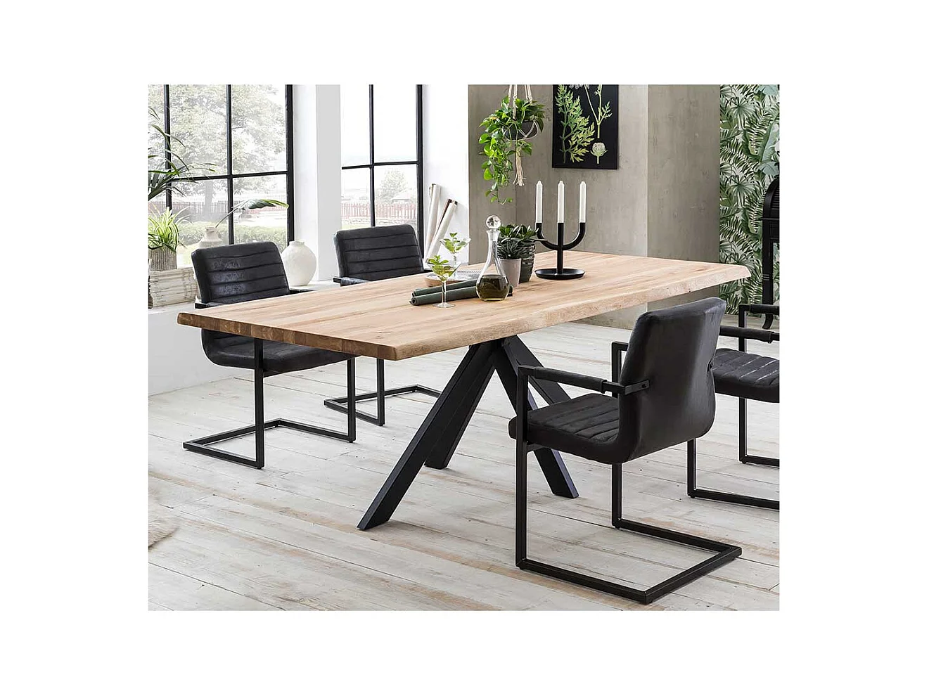 Esstisch aus Eiche Massivholz 4-Fußgestell aus schwarzem Metall