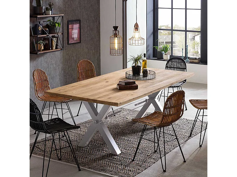 Baumkanten Esstisch aus Wildeiche Massivholz Metallgestell in Weiß