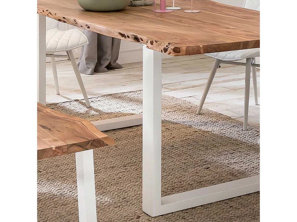 Baumkanten Esszimmertisch aus Akazie Massivholz Bügelgestell in Weiß