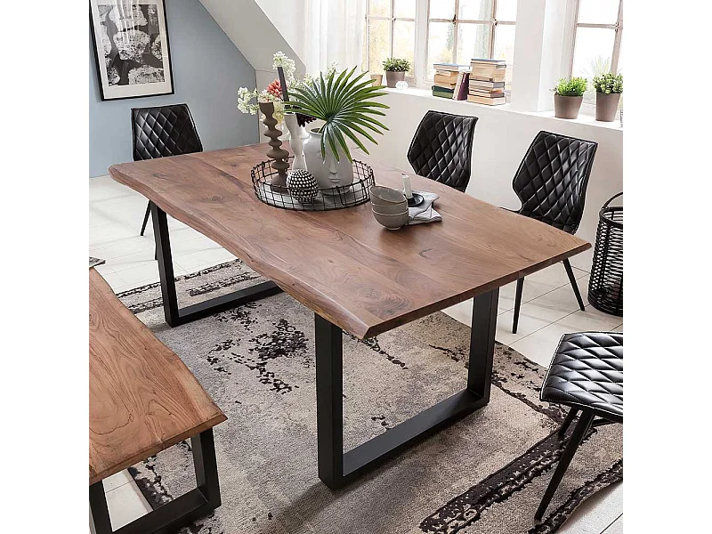 Baumkanten Esszimmertisch aus Akazie Massivholz schwarzem Bügelgestell