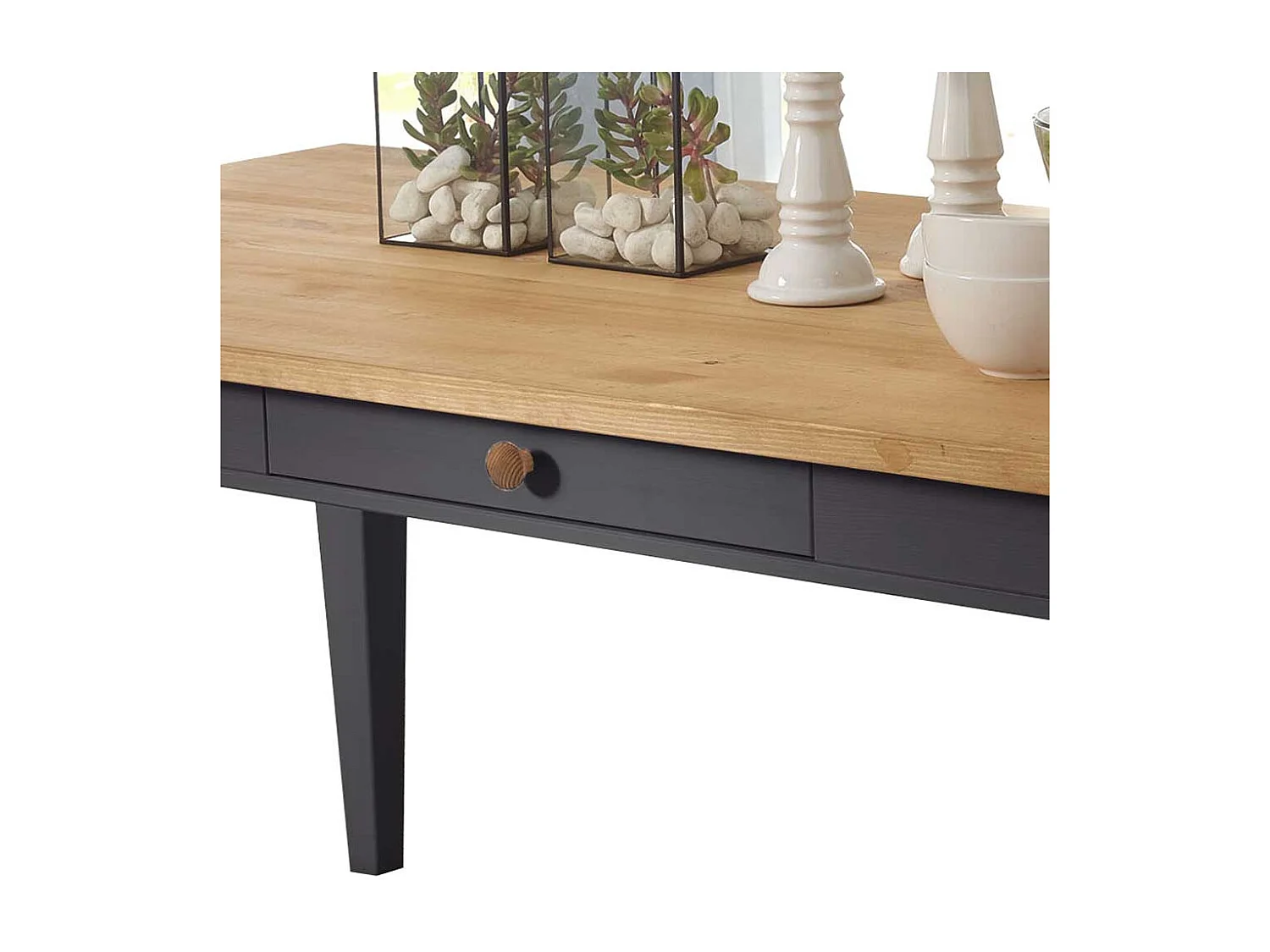 Massivholztisch in Grau und Eichefarben einer Schublade