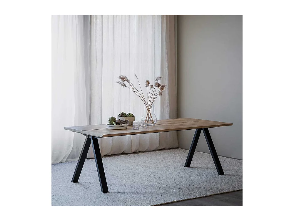 Moderner Esstisch aus Eiche Massivholz und Metall Vierfußgestell