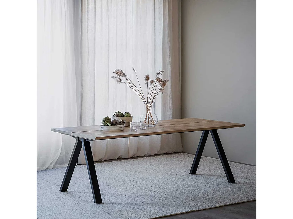 Moderner Esstisch aus Eiche Massivholz und Metall Vierfußgestell