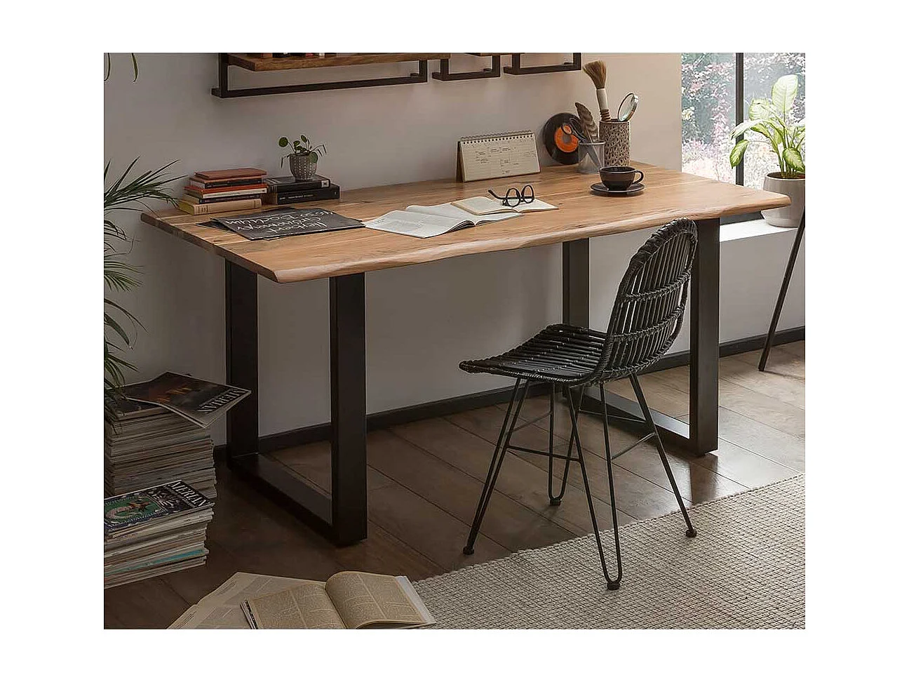 Baumkanten Küchentisch aus Akazie Massivholz Bügelgestell