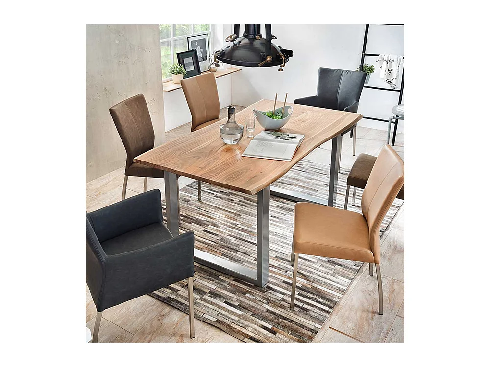 Baumkanten Esszimmertisch aus Akazie Massivholz Bügelgestell in Altsilberfarben