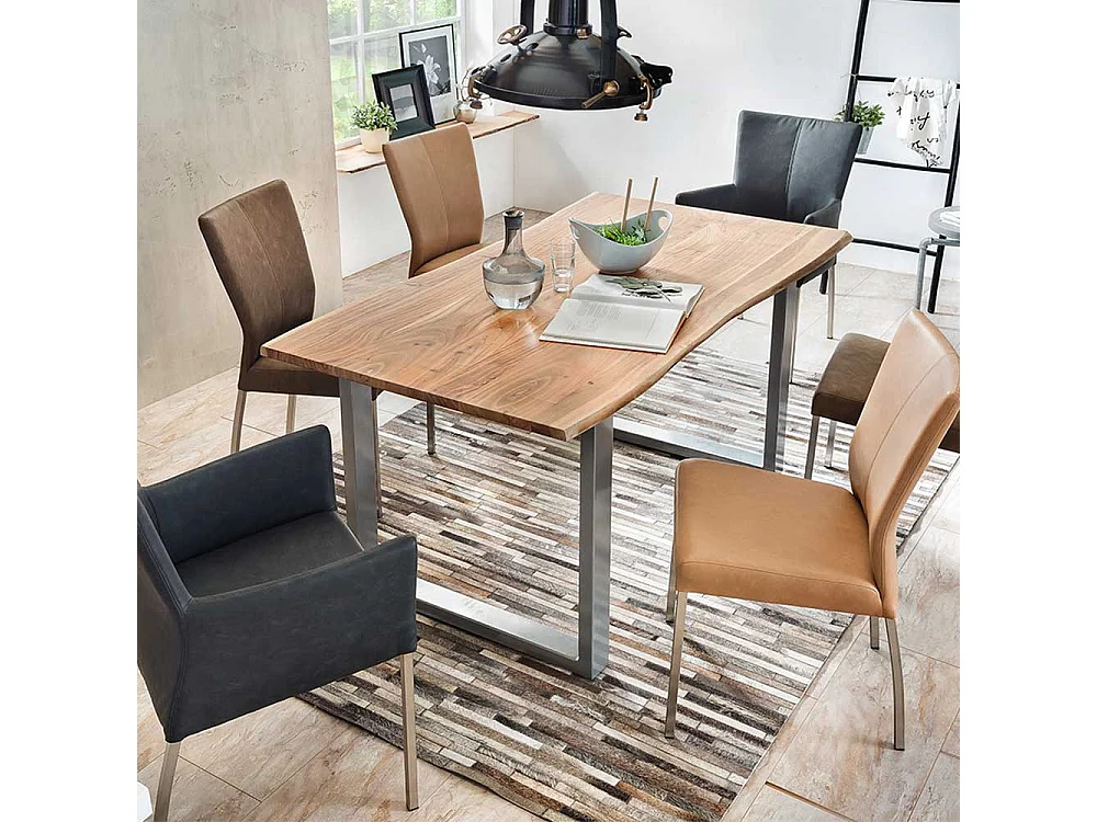 Baumkanten Esszimmertisch aus Akazie Massivholz Bügelgestell in Altsilberfarben