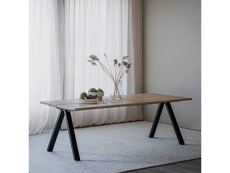 Moderner Esstisch aus Eiche Massivholz und Metall Vierfußgestell