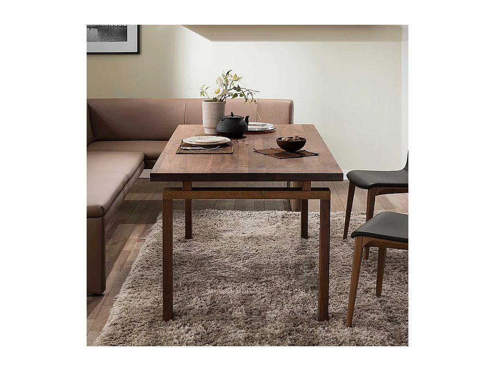 Tisch aus Nussbaum Massivholz Retrostil