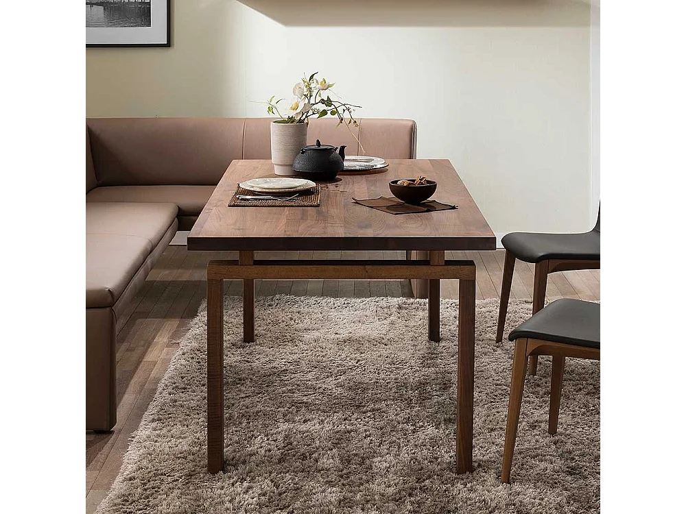 Tisch aus Nussbaum Massivholz Retrostil