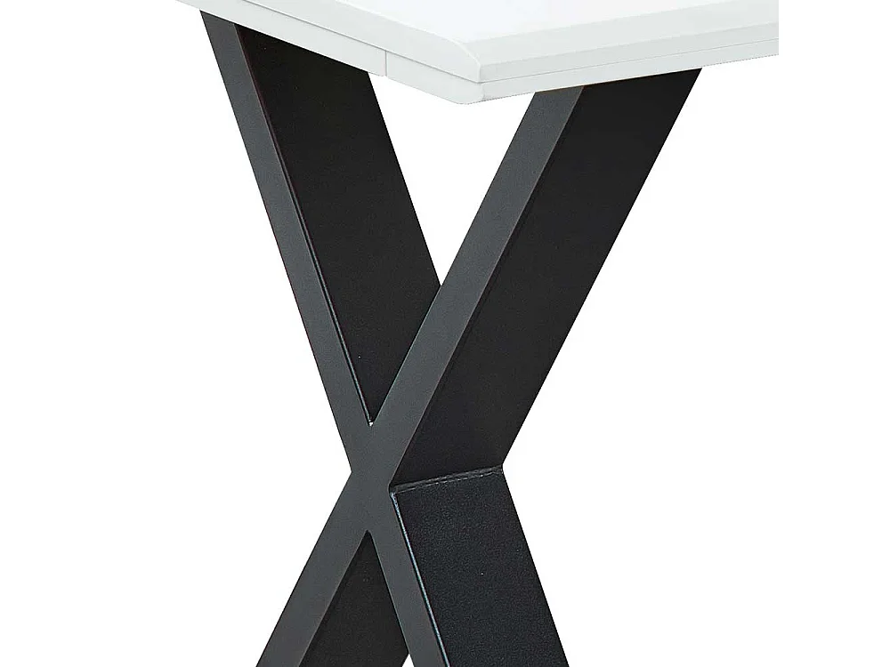 Essenstisch in modernem Design X Gestell aus Metall