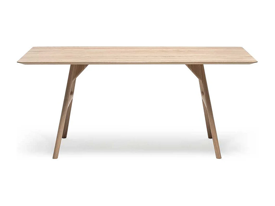 Esszimmertisch aus Eiche massiv weiß geölt und geschliffen Skandi Design