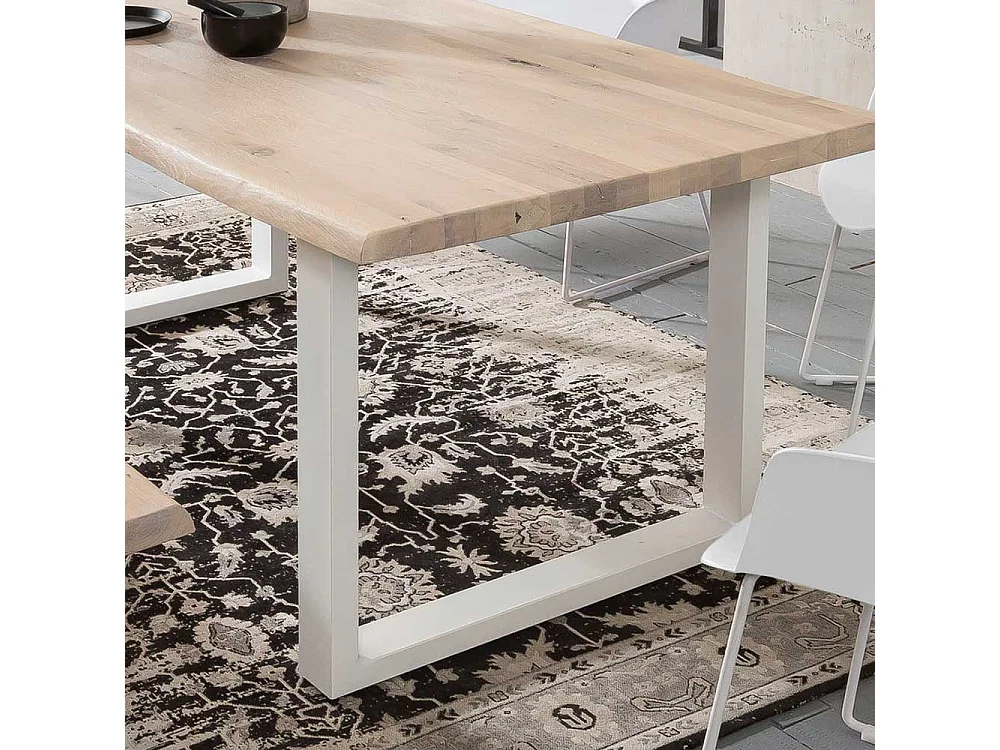 Baumkanten Esszimmertisch aus Eiche White Wash massiv Bügelgestell in Weiß