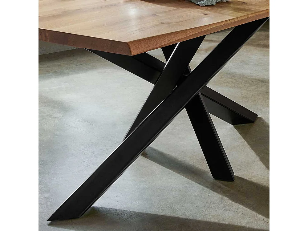 Esstisch aus Wildeiche Massivholz und Stahl Mikado Fußgestell