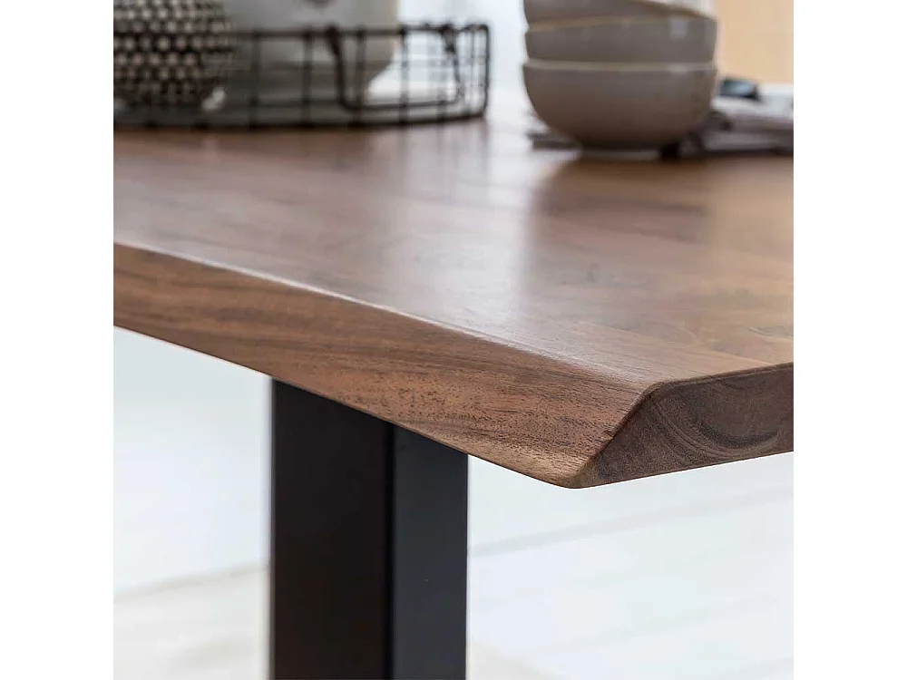 Baumkanten Esszimmertisch aus Akazie Massivholz schwarzem Bügelgestell