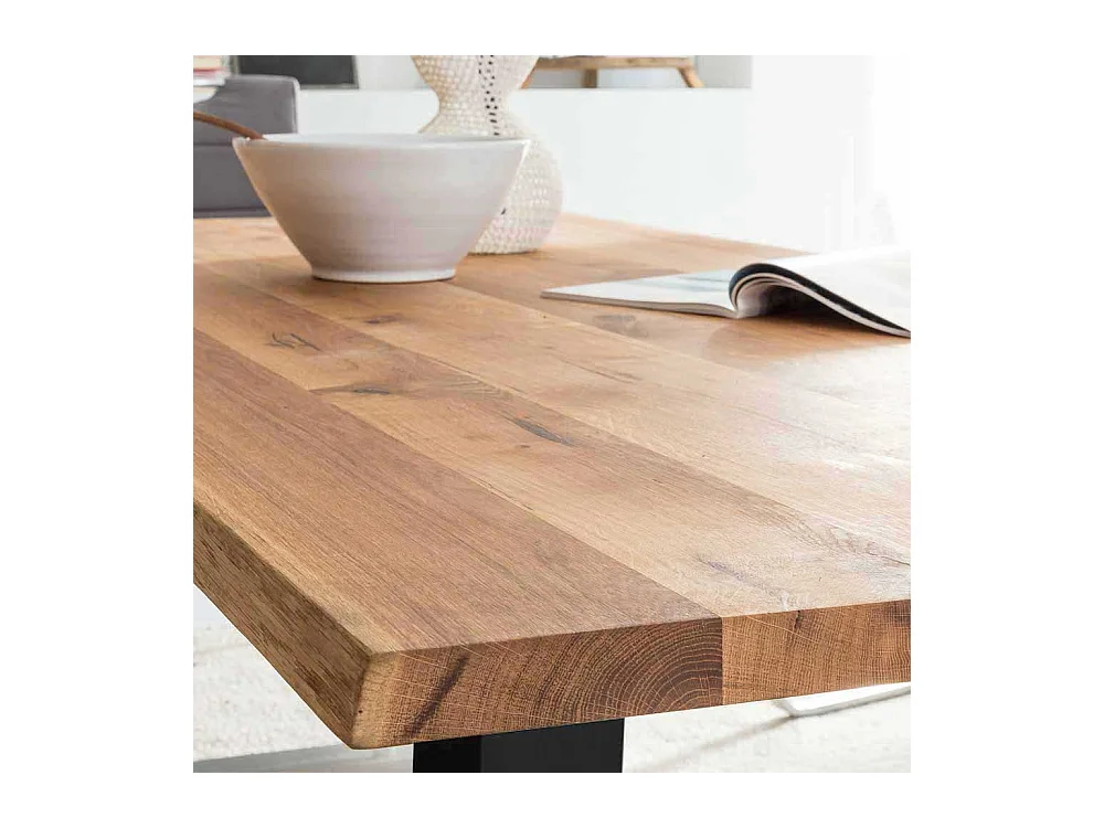 Industriedesign Esstisch aus Eiche Massivholz und Metall natürlicher Baumkante