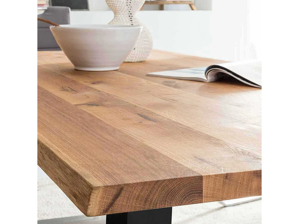 Industriedesign Esstisch aus Eiche Massivholz und Metall natürlicher Baumkante