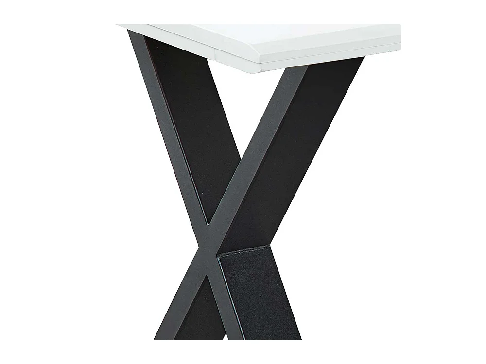 Essenstisch in modernem Design X Gestell aus Metall