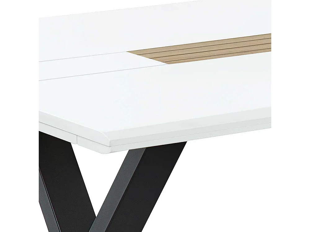 Essenstisch in modernem Design X Gestell aus Metall