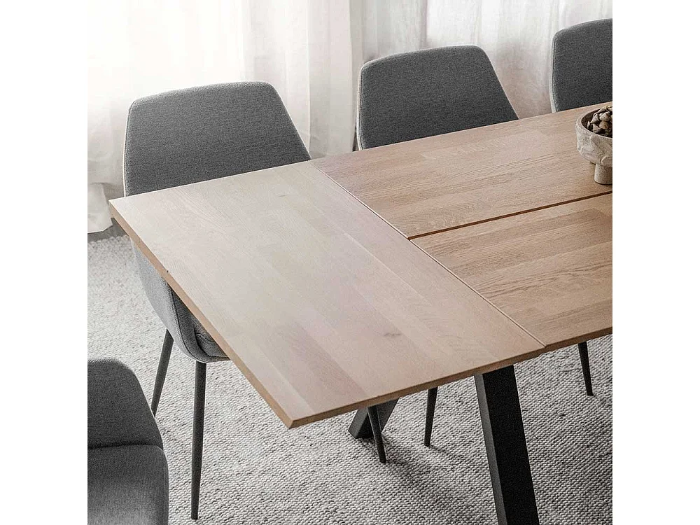 Moderner Esstisch aus Eiche Massivholz und Metall Vierfußgestell