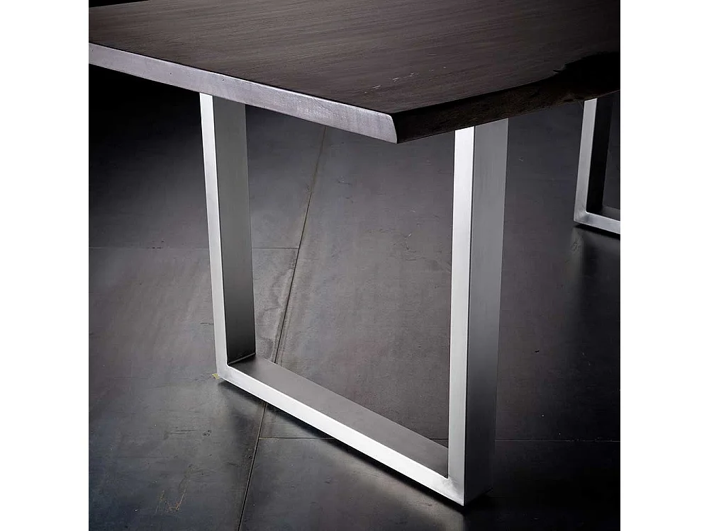 Baumkantentisch in Walnussfarben und Silber Akazie Massivholz und Edelstahl