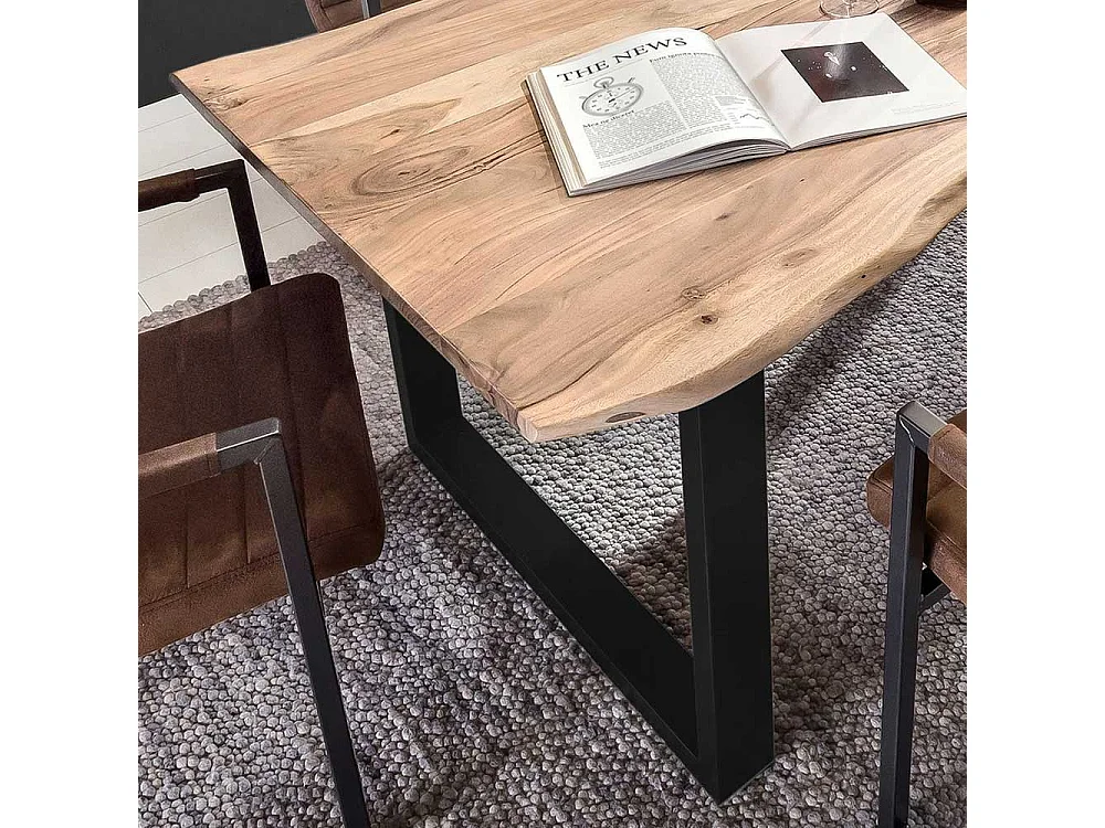 Baumkantentisch aus Akazie Massivholz und Eisen Loft Design