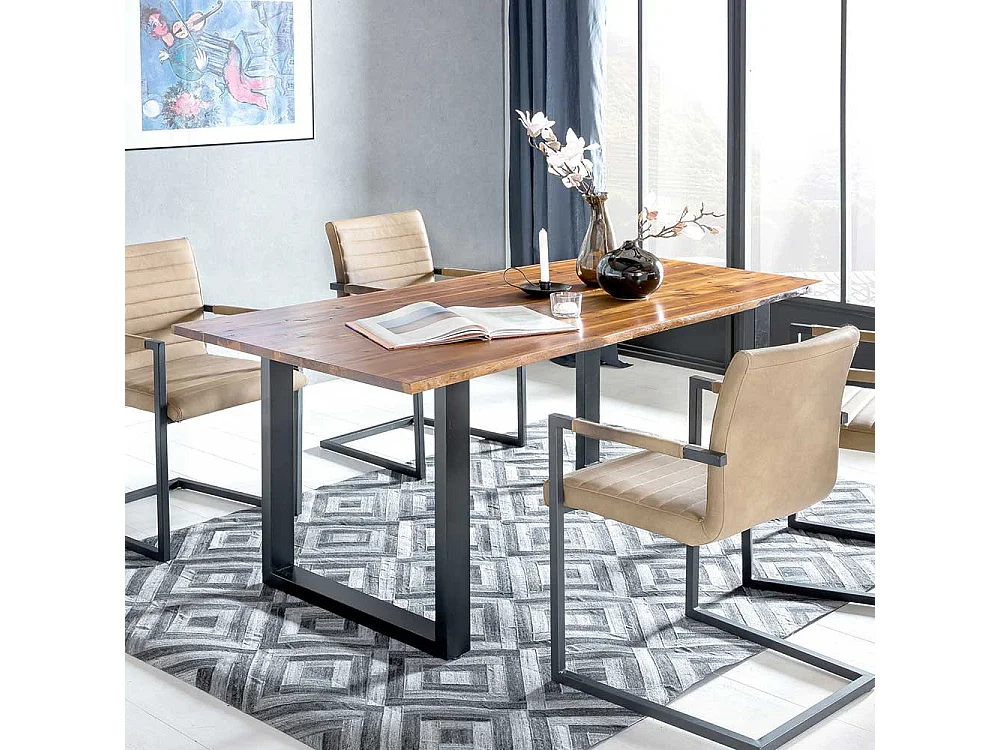 Baumkanten Tisch in Akaziefarben und Schwarz Massivholz und Stahl
