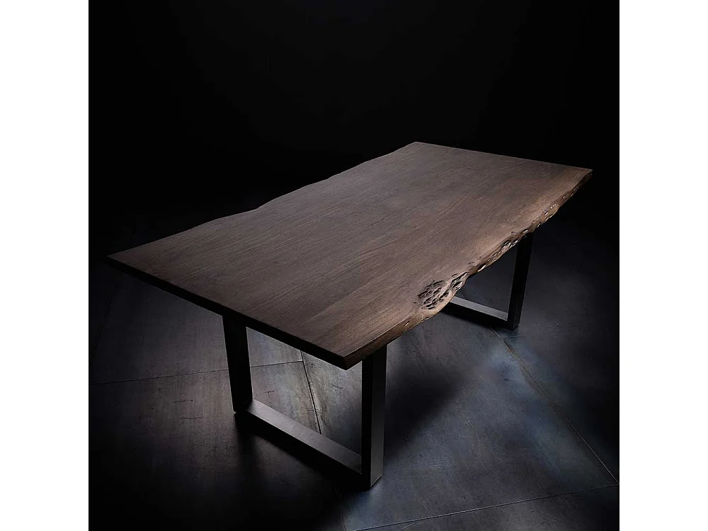 Markanter Esstisch mit Baumkante Walnussfarben und Anthrazit