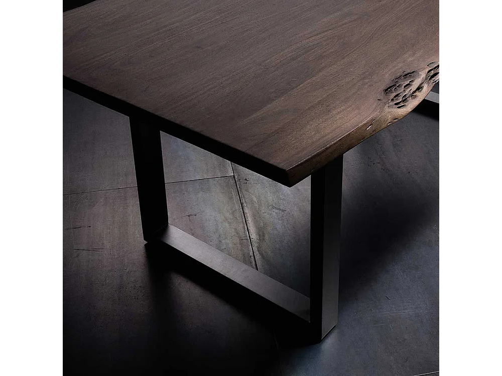 Markanter Esstisch mit Baumkante Walnussfarben und Anthrazit