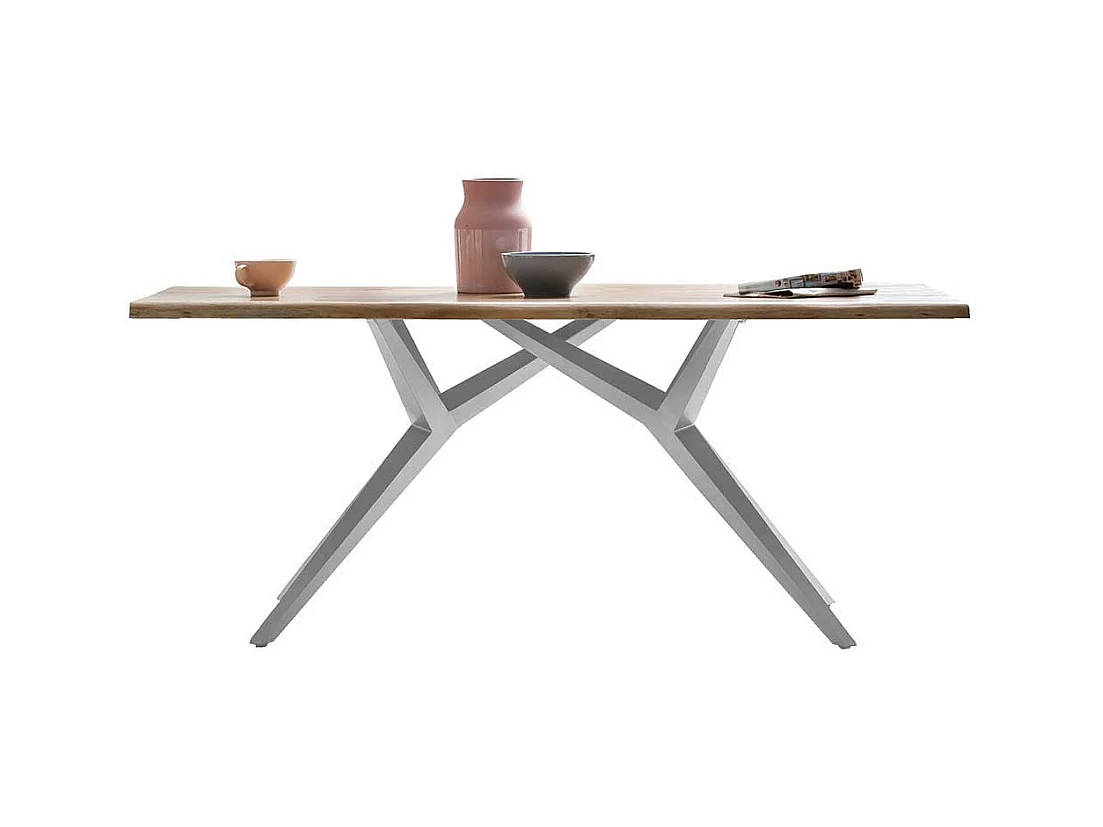 Tisch aus Akazie Massivholz und Eisen modern