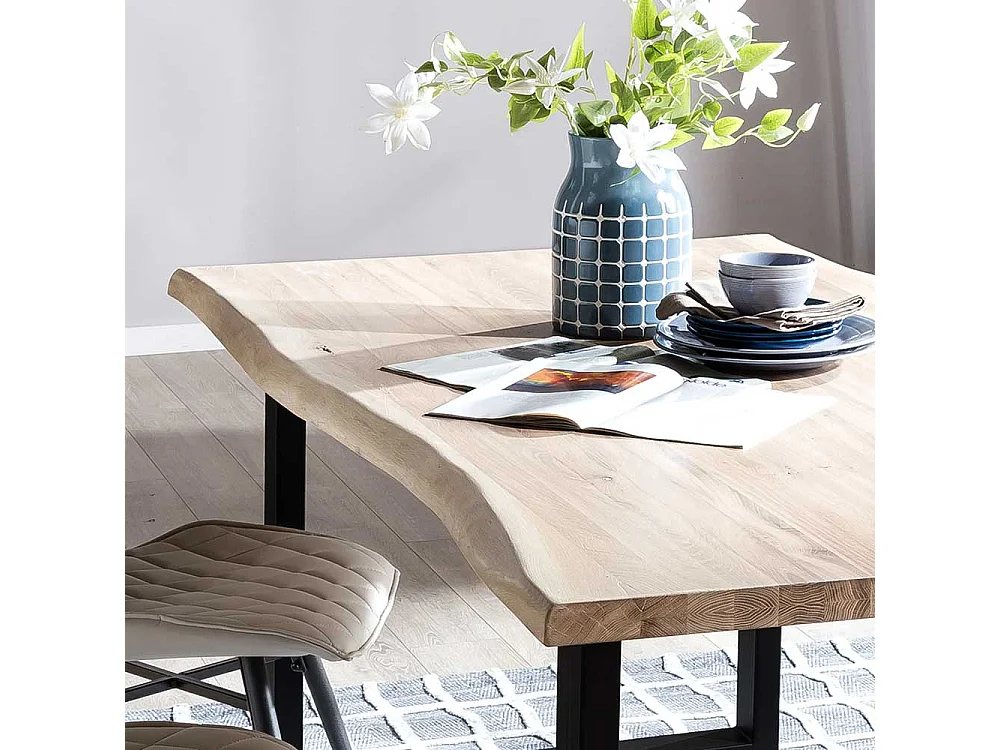 Baumkantentisch aus Eiche massiv White Wash geölt Metall Bügelgestell