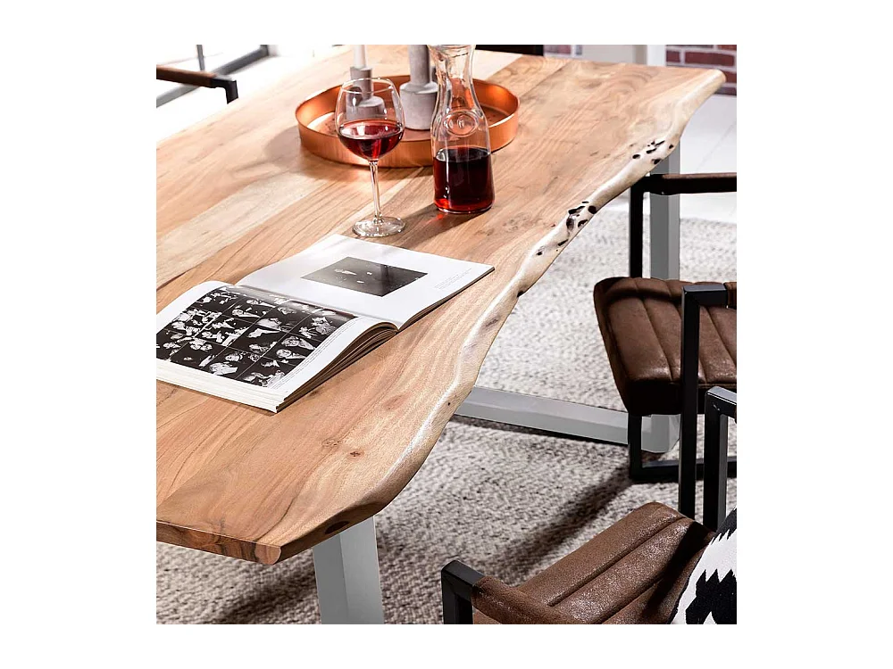 Tisch aus Akazie Massivholz und Stahl Baumkante