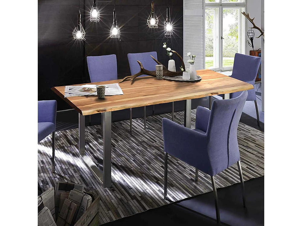 Tisch aus Akazie Massivholz und Stahl Baumkante