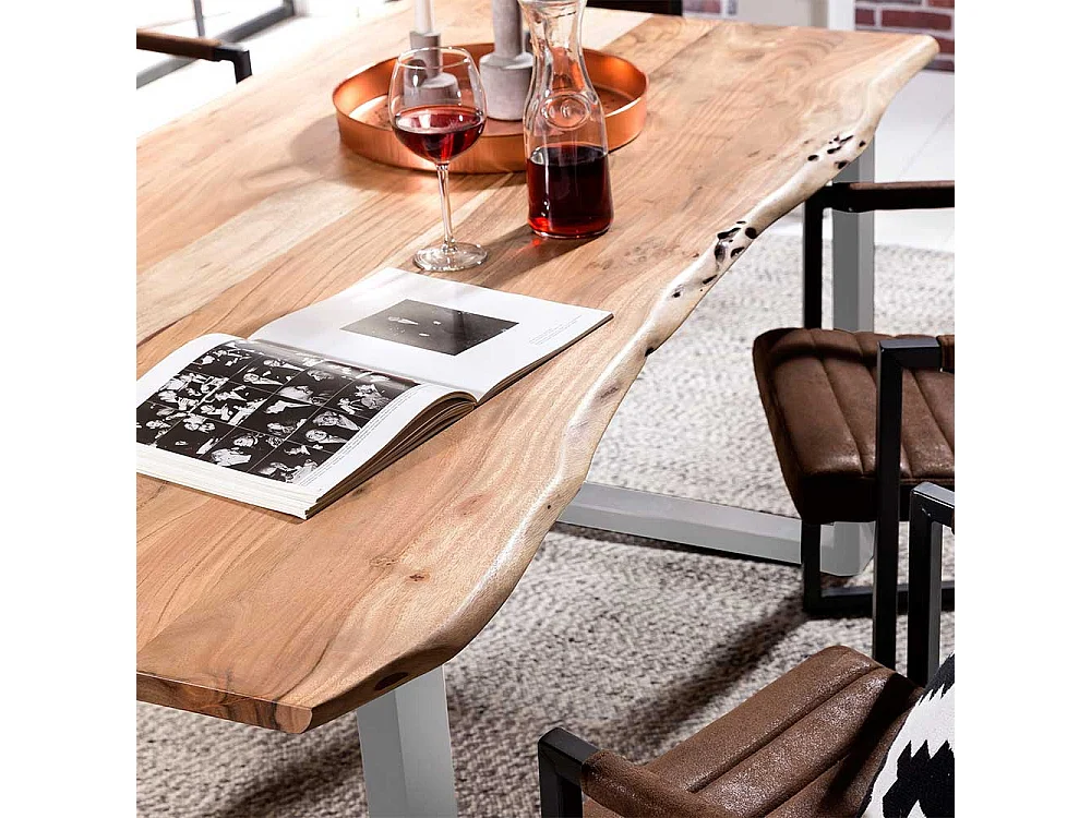 Tisch aus Akazie Massivholz und Stahl Baumkante