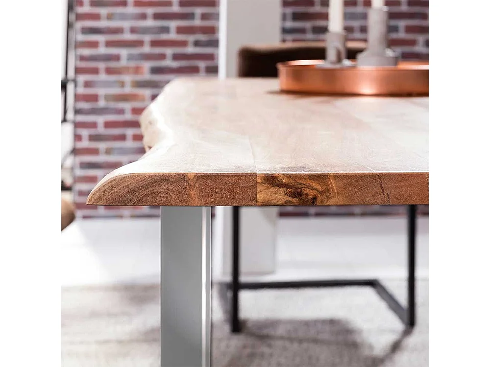 Tisch aus Akazie Massivholz und Stahl Baumkante