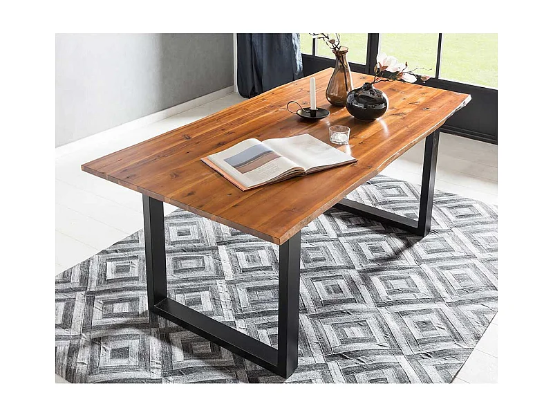 Baumkanten Tisch in Akaziefarben und Schwarz Massivholz und Stahl