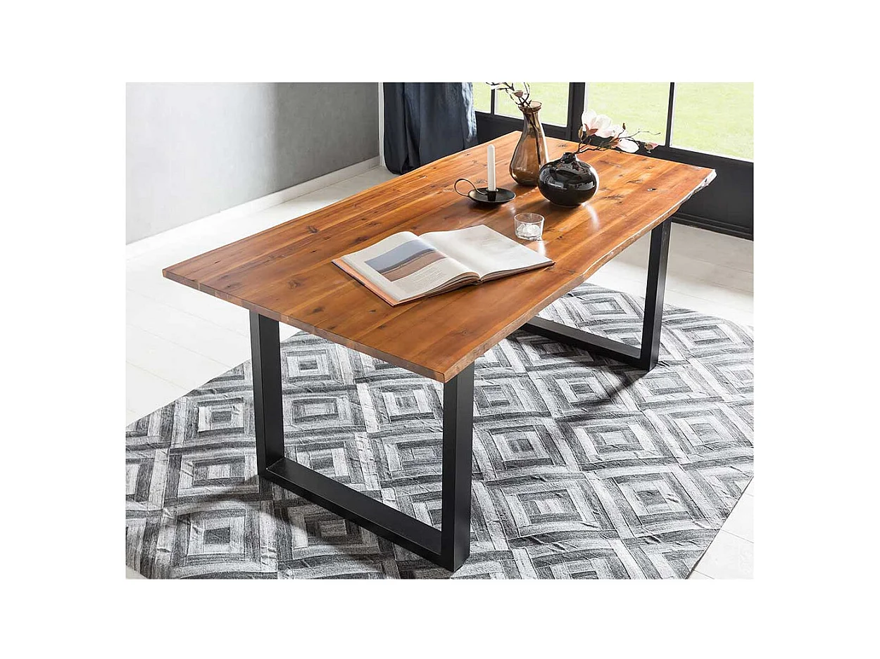 Baumkanten Tisch in Akaziefarben und Schwarz Massivholz und Stahl