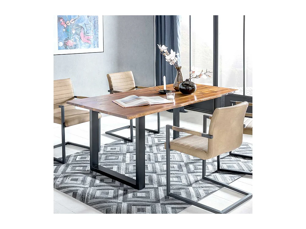 Baumkanten Tisch in Akaziefarben und Schwarz Massivholz und Stahl